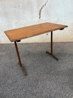 Table bistrot en bois vernis et pieds en fonte