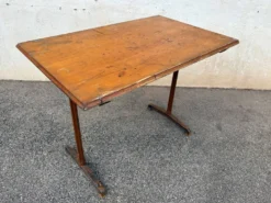 Table bistrot en bois vernis et pieds en fonte