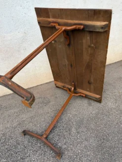 Table bistrot en bois vernis et pieds en fonte