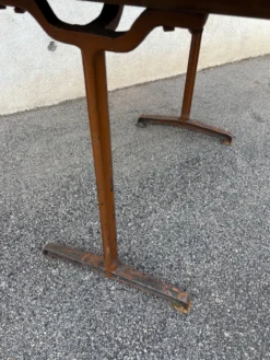 Table bistrot en bois vernis et pieds en fonte