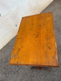 Table bistrot en bois vernis et pieds en fonte