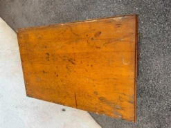 Table bistrot en bois vernis et pieds en fonte