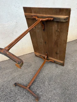 Table bistrot en bois vernis et pieds en fonte