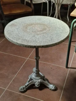 Table bistrot en fonte.