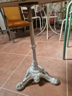 Table bistrot en fonte.