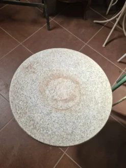 Table bistrot en fonte.