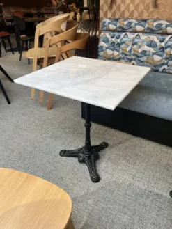Table bistrot en marbre.