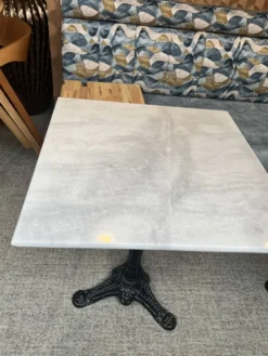 Table bistrot en marbre.