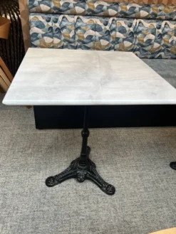 Table bistrot en marbre.