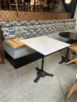 Table bistrot en marbre.