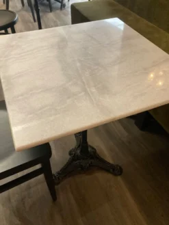Table bistrot en marbre de brasserie parisienne