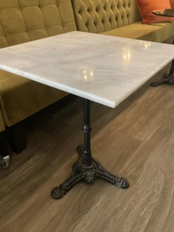Table bistrot en marbre de brasserie parisienne