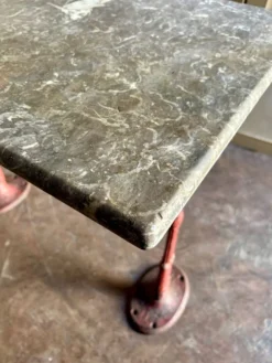 Table bistrot en marbre gris et fonte de fer bordeaux ☐ 85 x 57 cm