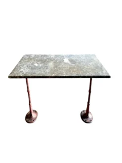 Table bistrot en marbre gris et fonte de fer bordeaux ☐ 85 x 57 cm