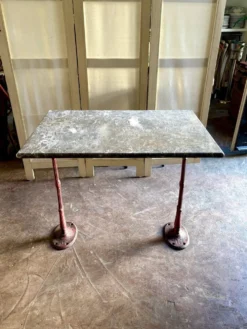 Table bistrot en marbre gris et fonte de fer bordeaux ☐ 85 x 57 cm