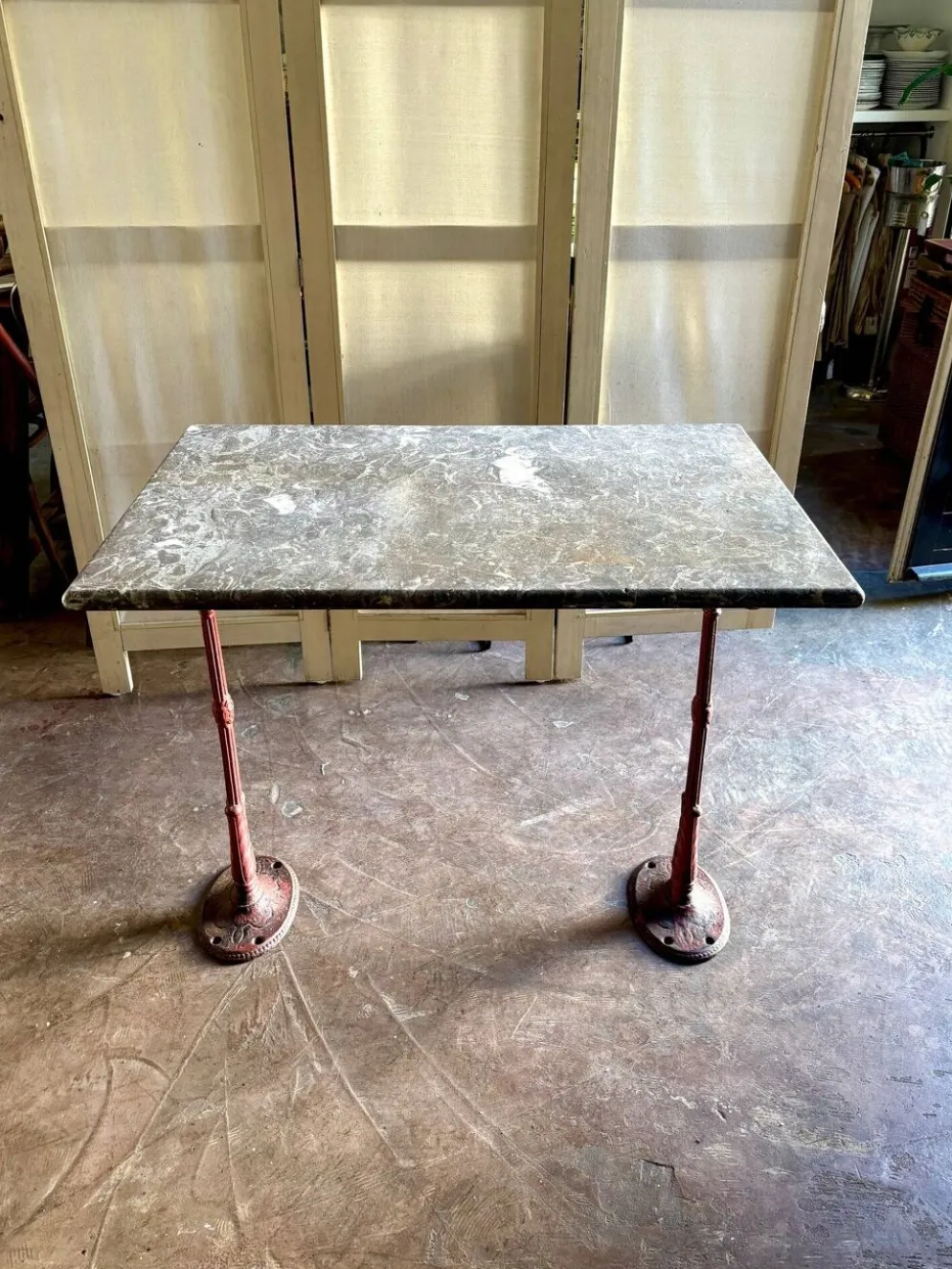 Table bistrot en marbre gris et fonte de fer bordeaux ☐ 85 x 57 cm