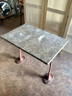 Table bistrot en marbre gris et fonte de fer bordeaux ☐ 85 x 57 cm