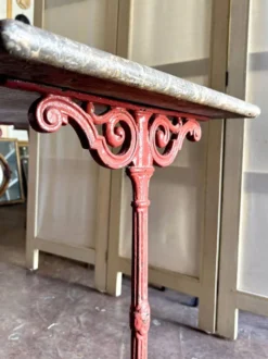 Table bistrot en marbre gris et fonte de fer bordeaux ☐ 85 x 57 cm