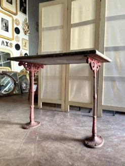 Table bistrot en marbre gris et fonte de fer bordeaux ☐ 85 x 57 cm