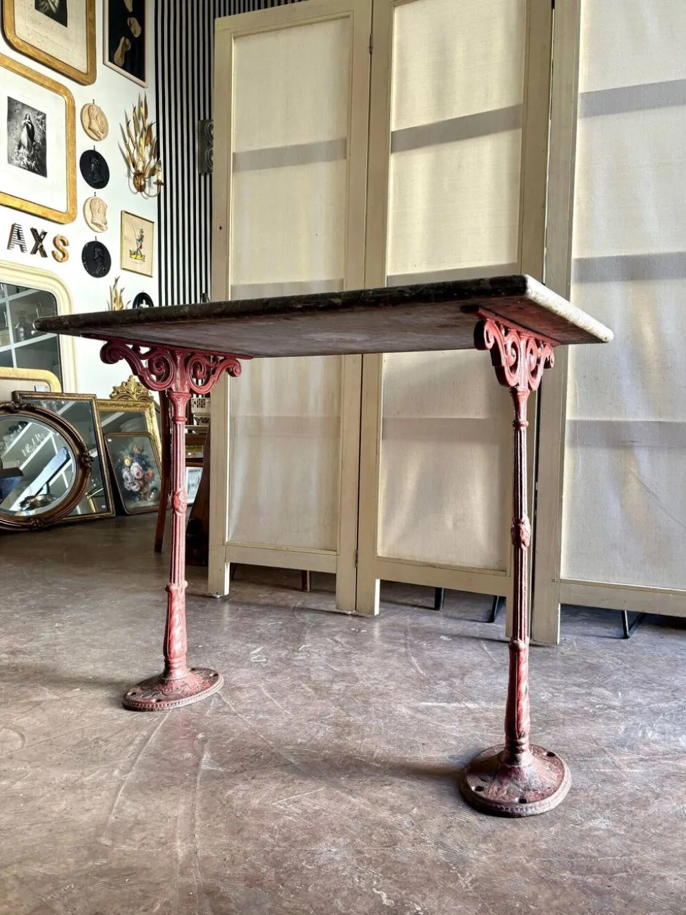 Table bistrot en marbre gris et fonte de fer bordeaux ☐ 85 x 57 cm
