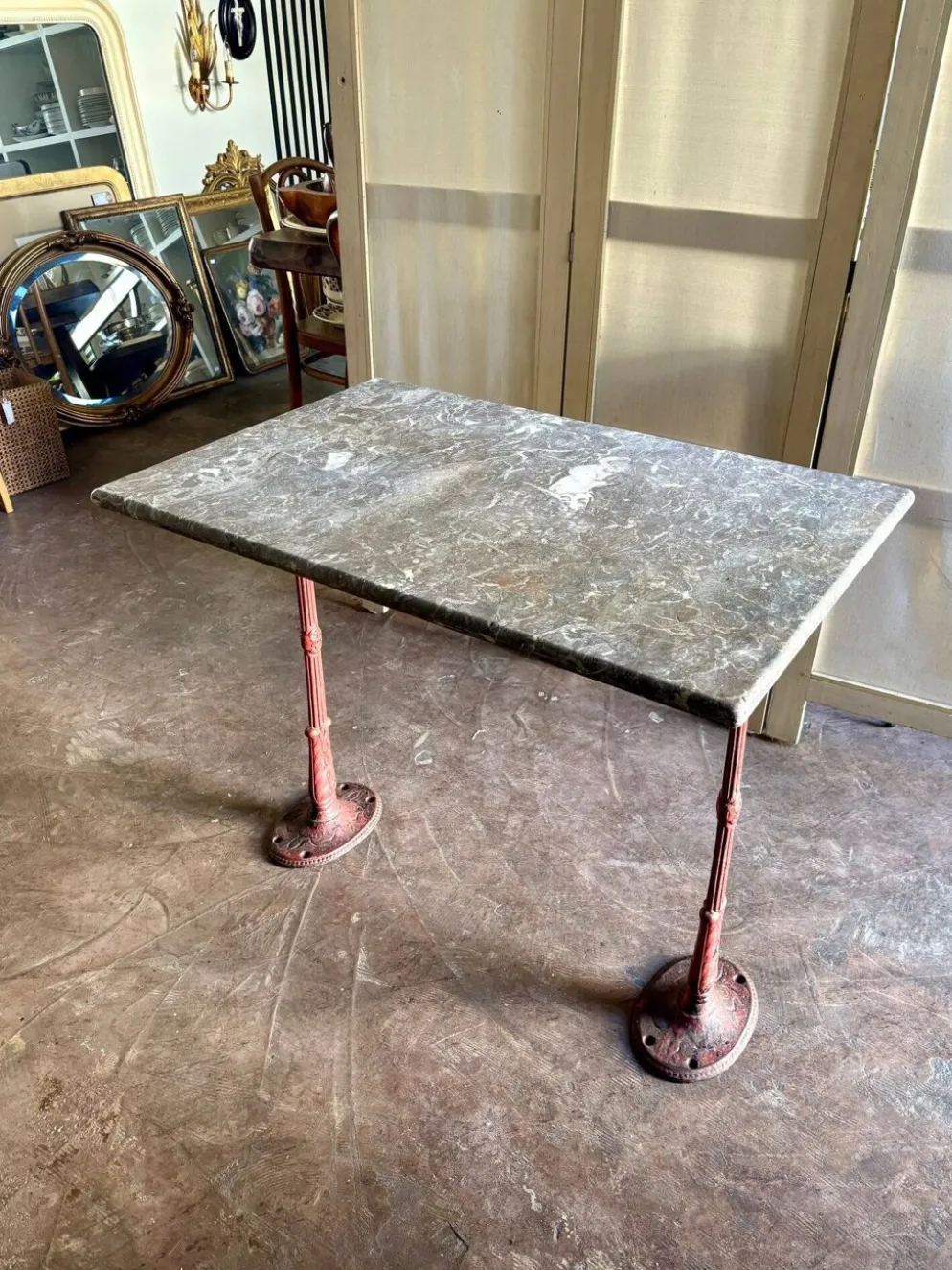 Table bistrot en marbre gris et fonte de fer bordeaux ☐ 85 x 57 cm