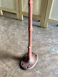 Table bistrot en marbre gris et fonte de fer bordeaux ☐ 85 x 57 cm
