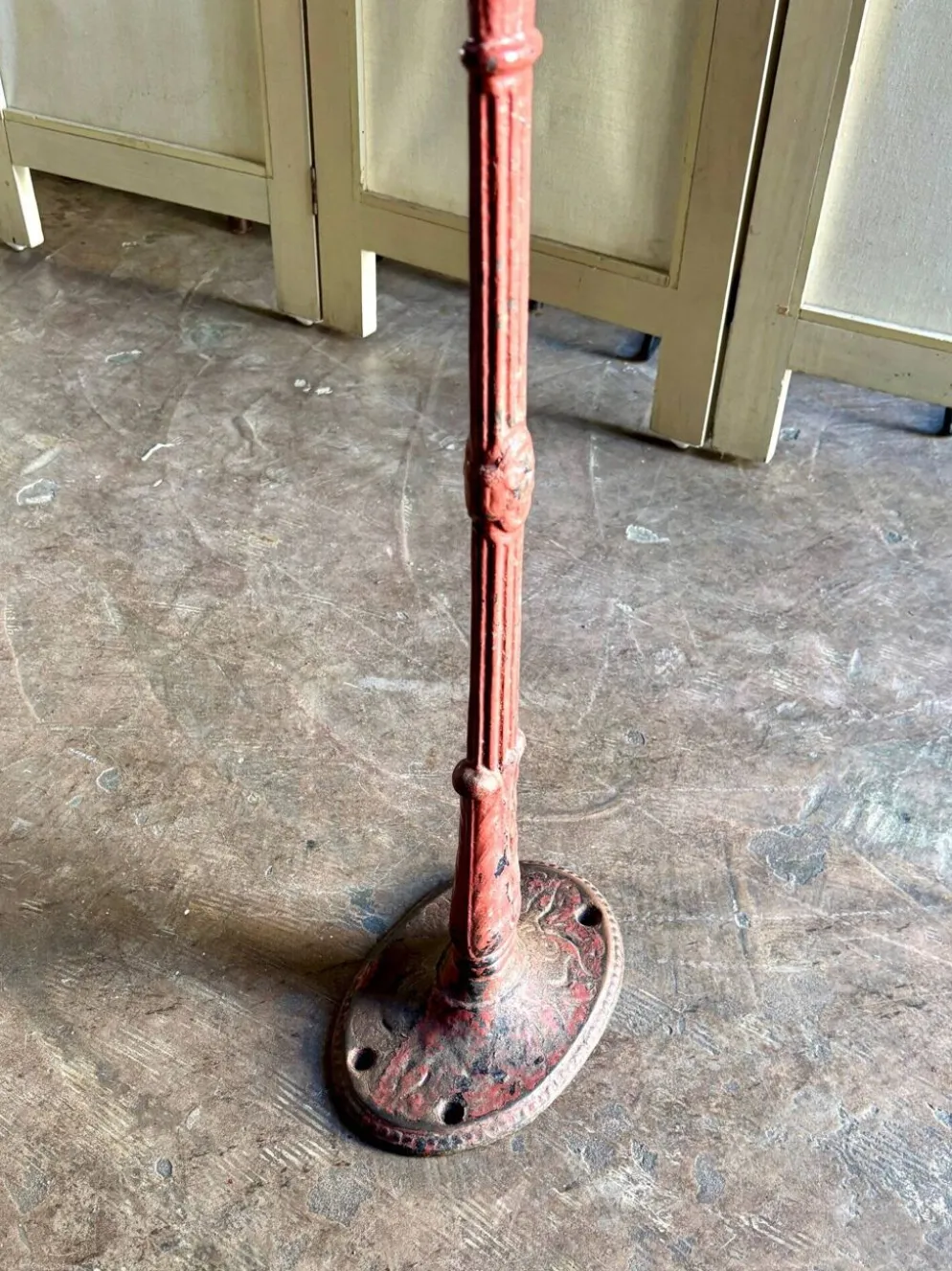 Table bistrot en marbre gris et fonte de fer bordeaux ☐ 85 x 57 cm