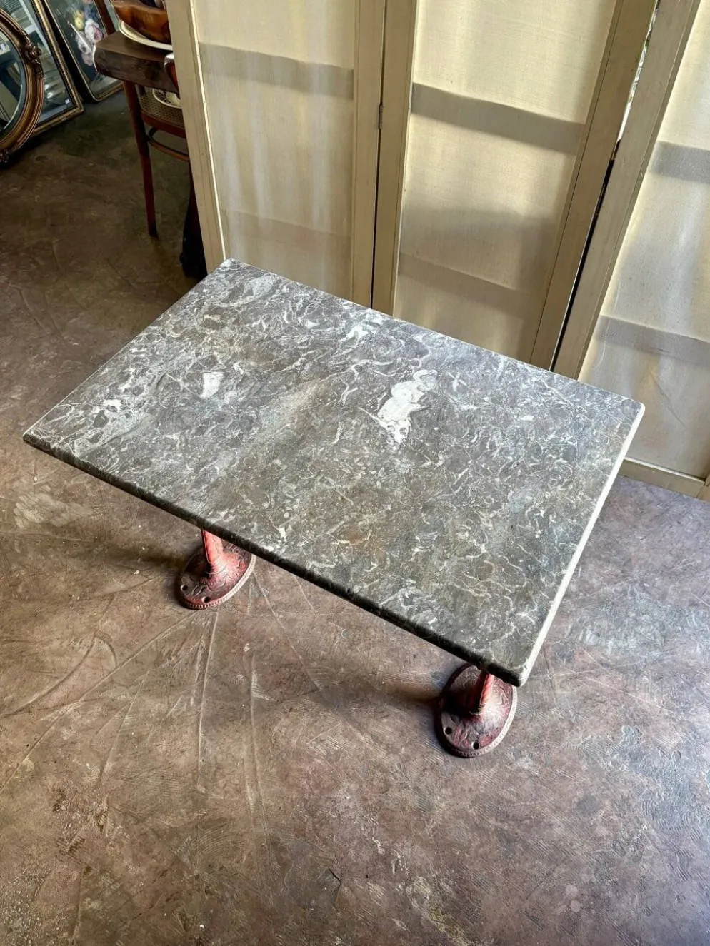 Table bistrot en marbre gris et fonte de fer bordeaux ☐ 85 x 57 cm
