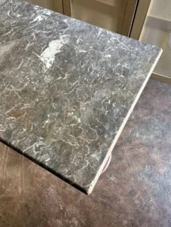 Table bistrot en marbre gris et fonte de fer bordeaux ☐ 85 x 57 cm