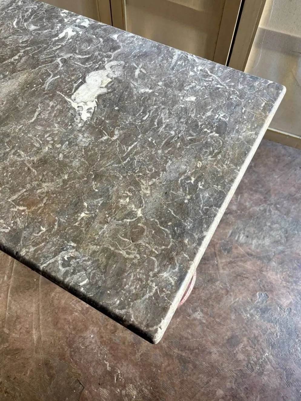 Table bistrot en marbre gris et fonte de fer bordeaux ☐ 85 x 57 cm