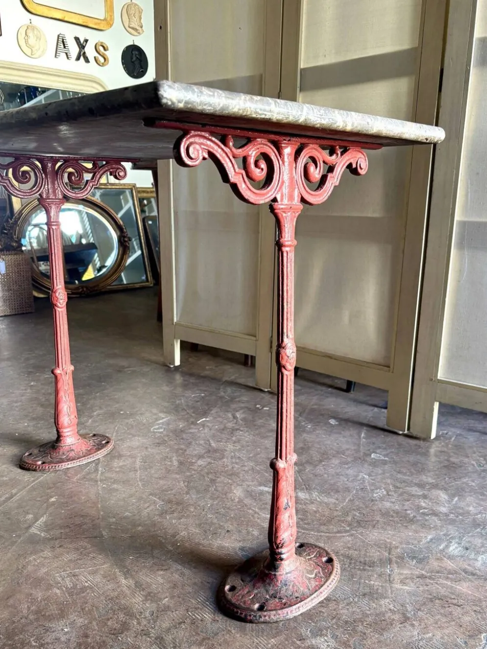 Table bistrot en marbre gris et fonte de fer bordeaux ☐ 85 x 57 cm
