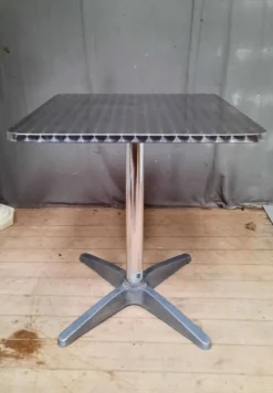 Table bistrot en metal
