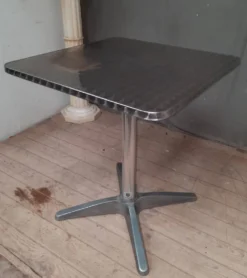 Table bistrot en metal