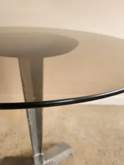 Table bistrot estampillée Louis Vuitton