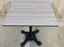 Table bistrot moderne, piétement fonte plateau stratifié