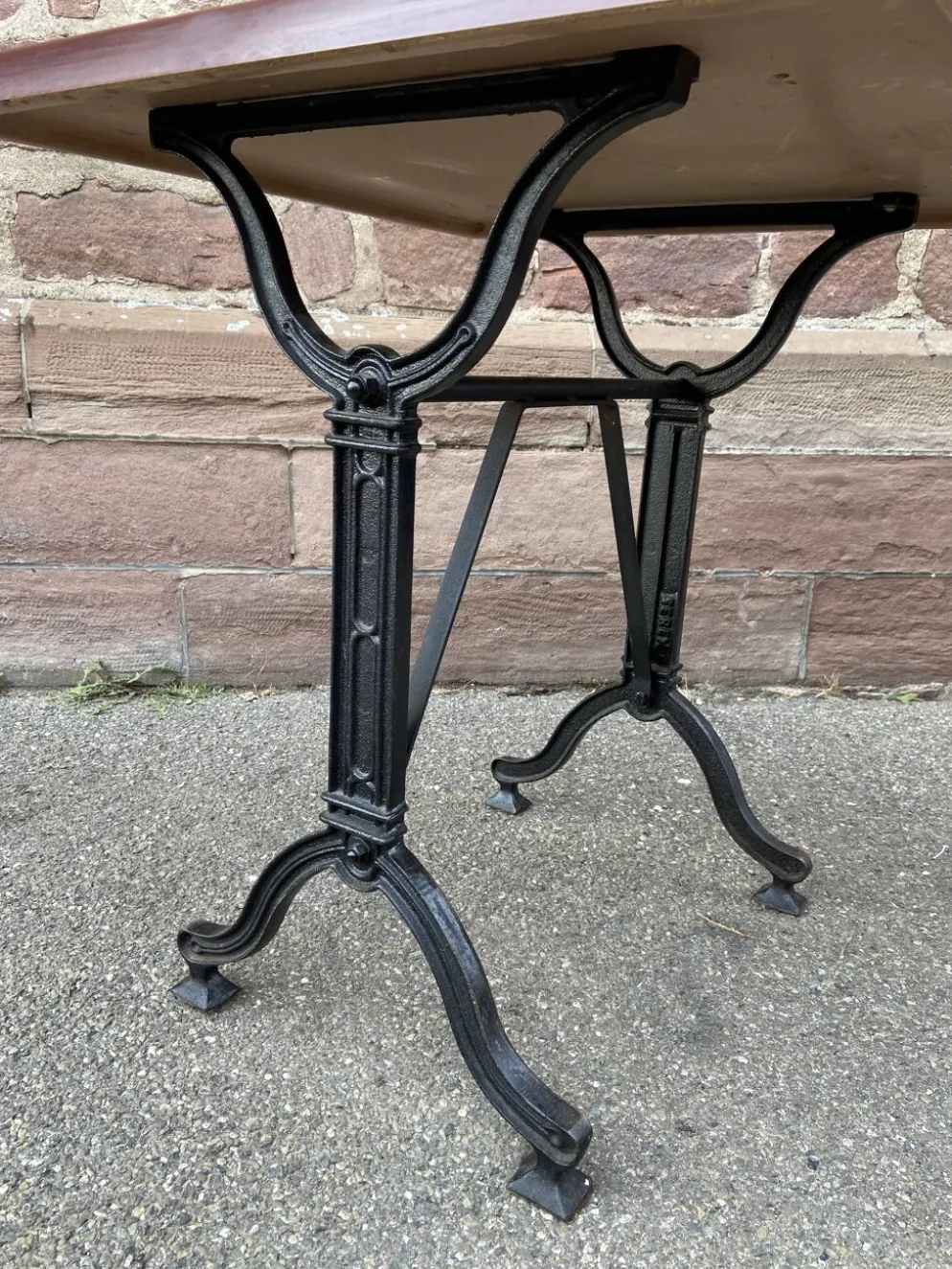 table bistrot parisienne fonte Mid-century French Paris café Montmartre bistro table 80s