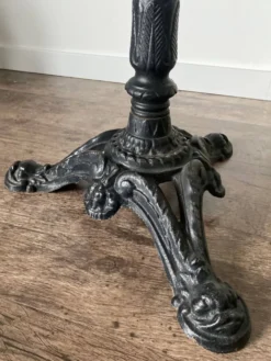 Table bistrot pied central en fonte style industriel