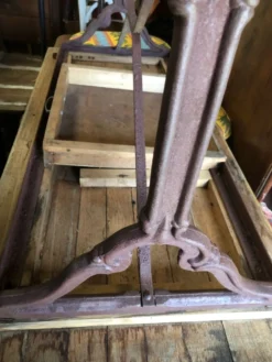 Table bistrot, pieds fonte