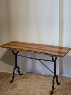 Table bistrot plateau brutaliste en noyer