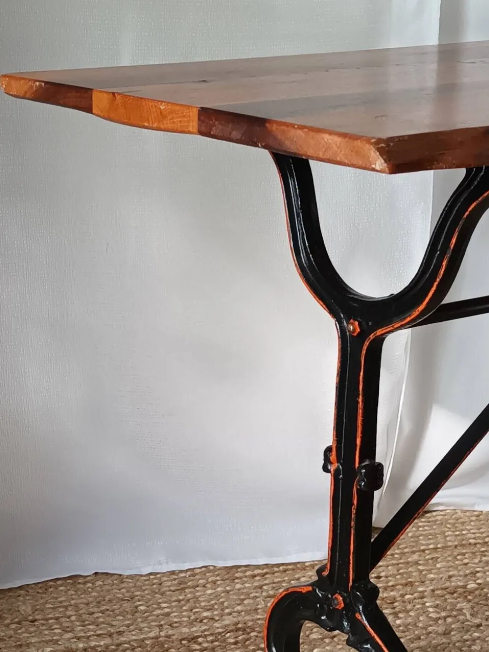 Table bistrot plateau brutaliste en noyer