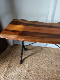 Table bistrot plateau brutaliste en noyer