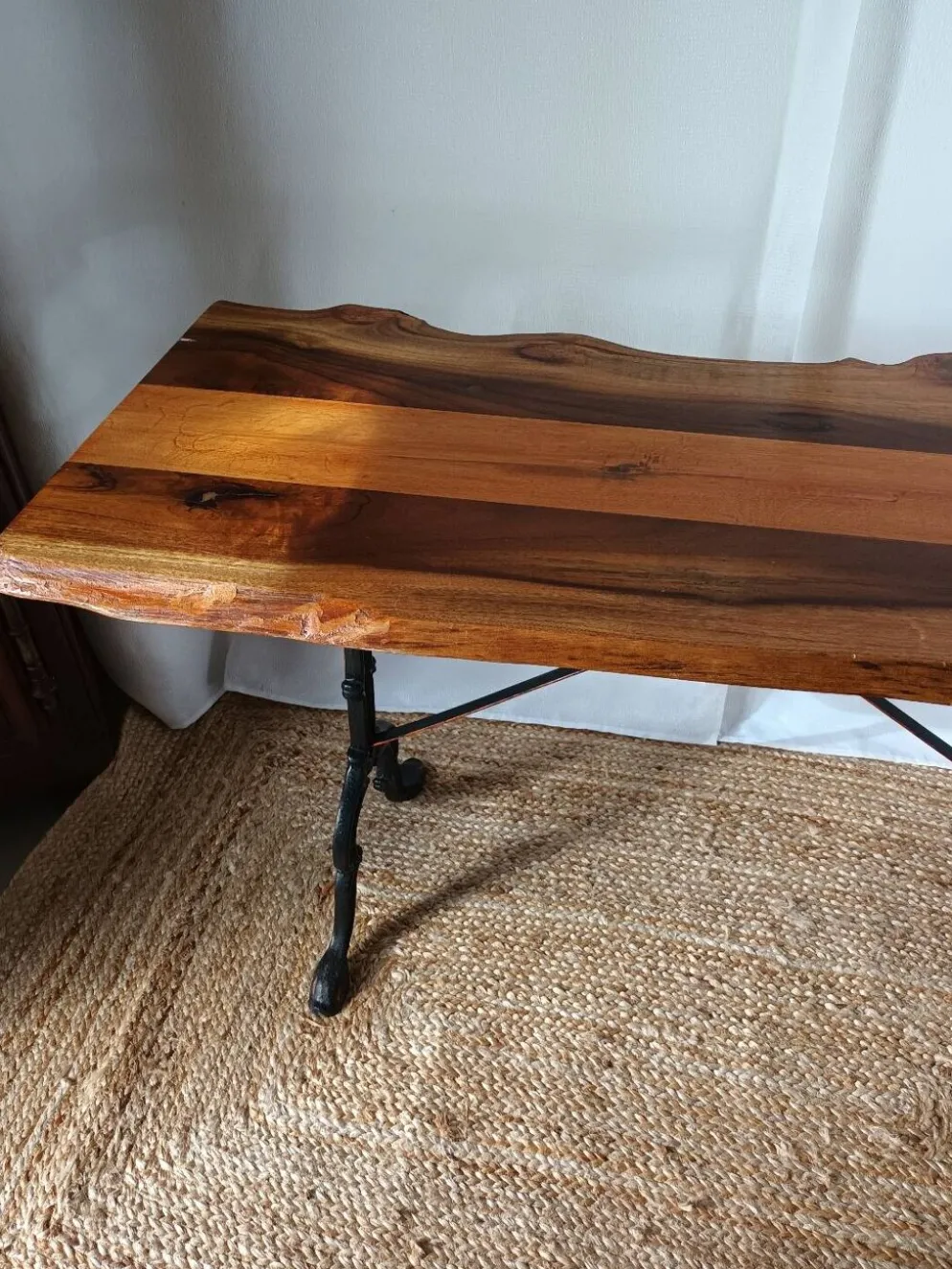Table bistrot plateau brutaliste en noyer