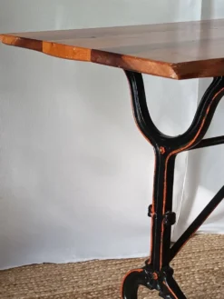 Table bistrot plateau brutaliste en noyer