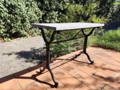 Table bistrot rectangulaire Piètement en Fonte et plateau en Terrazzo vinta