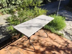 Table bistrot rectangulaire piètement x en fonte et plateau en marbre vintage