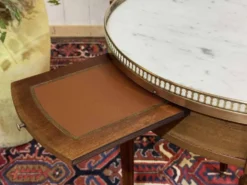 Table bouillotte de style Louis XVI des années 1960 en acajou et dessus mar