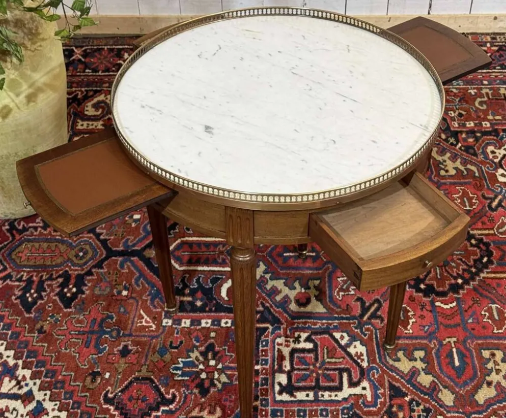 Table bouillotte de style Louis XVI des années 1960 en acajou et dessus mar