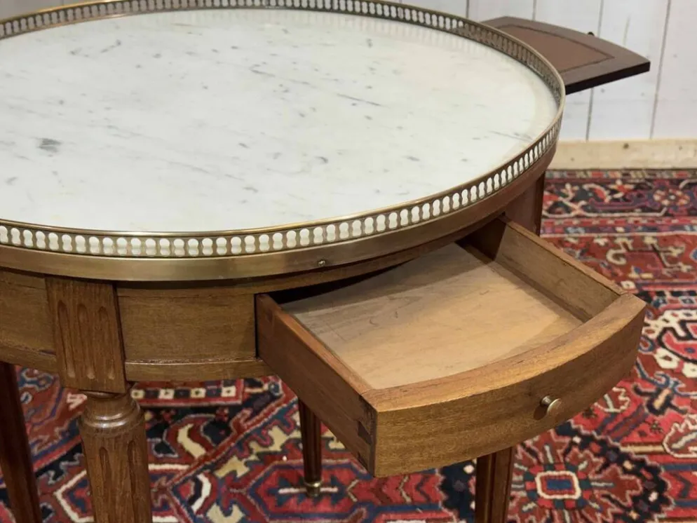 Table bouillotte de style Louis XVI des années 1960 en acajou et dessus mar