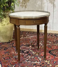 Table bouillotte de style Louis XVI des années 1960 en acajou et dessus mar
