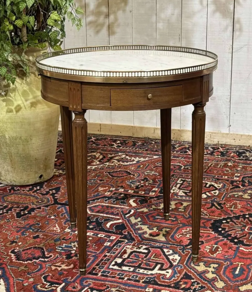 Table bouillotte de style Louis XVI des années 1960 en acajou et dessus mar